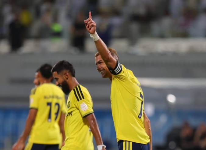 Cristiano Ronaldo volta a campo após Copa e marca 977º gol em vitória do Al-Nassr