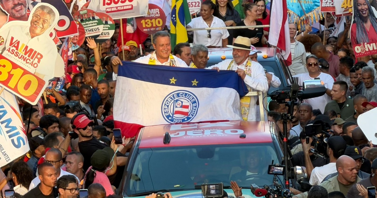 VÍDEO: Durante Caminhada da Liberdade, Rui Costa segura bandeira de torcida organizada do Bahia