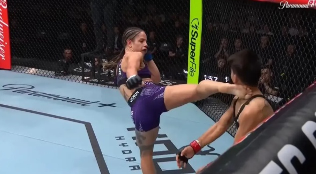 VÍDEO: Brasileira Julia Polastri nocauteia chinesa com 'chute do ano' no UFC Xangai