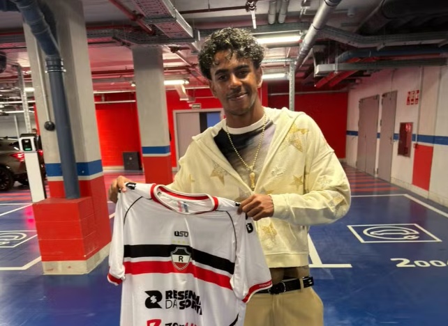 VÍDEO: Lamine Yamal aparece com camisa do River do Piauí após goleada do Barcelona no Espanhol
