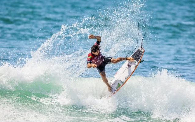 Surfe: Yago Dora avança às quartas em Trestles e assume liderança provisória da WSL