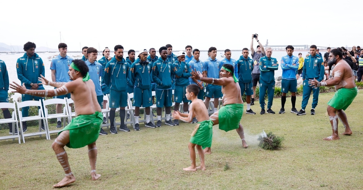 Seleção Brasileira é recebida com ritual de povo aborígene em Townsville