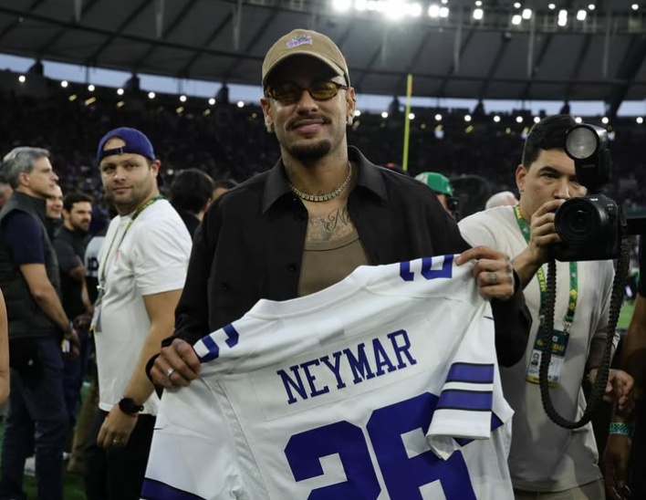 Neymar prestigia jogo da NFL no Maracanã e afirma: “No Rio, eu sou Mengão”