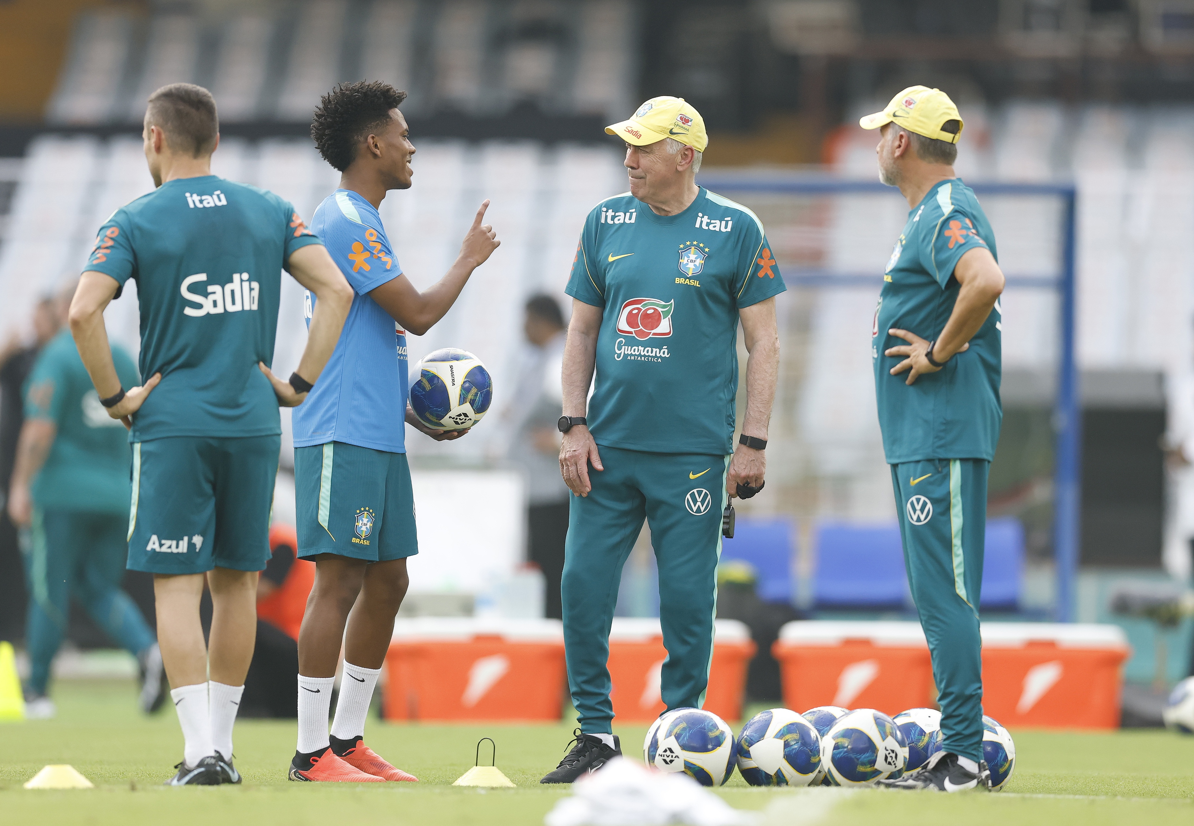 Com novidades no time titular, Seleção Brasileira encerra preparação para pegar Índia