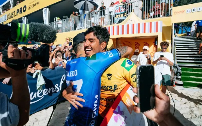 Gabriel Medina vence Filipe Toledo e Brasil terá três surfistas nas quartas em Peniche