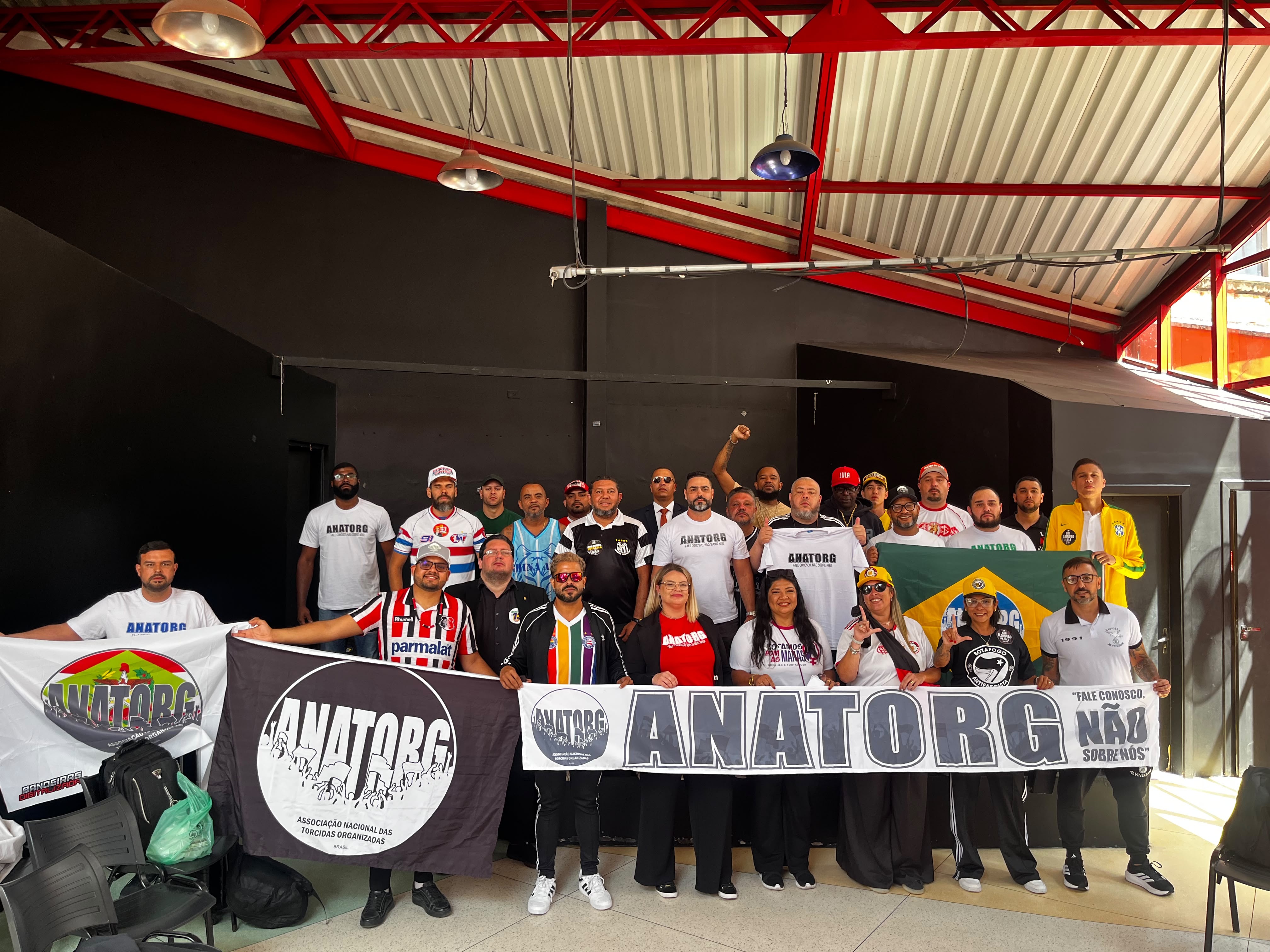 Torcidas organizadas se reúnem com Boulos e declaram apoio à reeleição de Lula