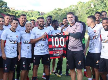 Após completar 100 jogos pelo Vitória, José Welison recebe homenagem no treino