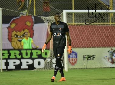 Vitória negocia renovação de contrato do goleiro Caíque