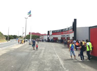 Vitória x Flamengo: torcedores formam longas filas na busca por ingressos