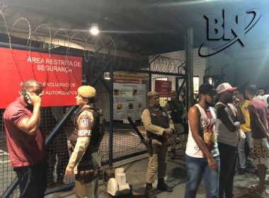 Vitoria ‘dribla’ torcedores no aeroporto e sai pelo terminal de cargas