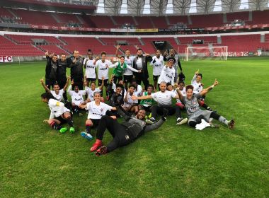 Jogadoras do Vitória festejam acesso para a Série A