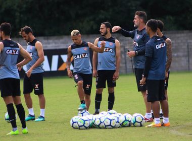 Em treino fechado, Vitória faz treino técnico e foca na bola parada