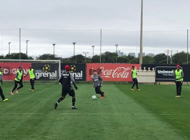 Sem Aderllan, Vitória encerra preparação com treino em Porto Alegre