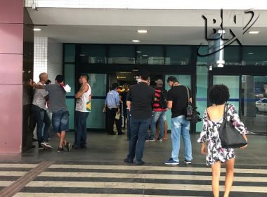 Após eliminação, Vitória ‘dribla’ torcedores e desembarca em terminal de cargas