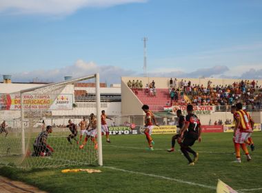 Juazeirense e Vitória empatam no Estádio Adauto Moraes pelo Campeonato Baiano