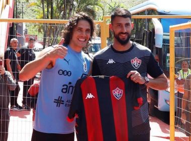 Uruguaio, goleiro do VitÃ³ria presenteia Cavani e SuÃ¡rez com camisa do LeÃ£o