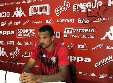 Zé Ivaldo sofre edema ósseo no joelho e para por 30 dias no Vitória