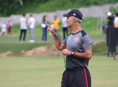 Com coletivo tático, Carlos Amadeu comanda primeiro treino no Vitória