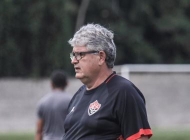 Muita observação e conversa: o primeiro treino de Geninho no Vitória