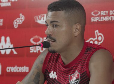 Thiago Carleto aprova esquema com três zagueiros no Vitória