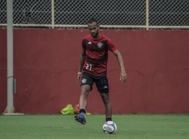 Vitória oficializa compra do zagueiro João Victor, que assina por cinco anos