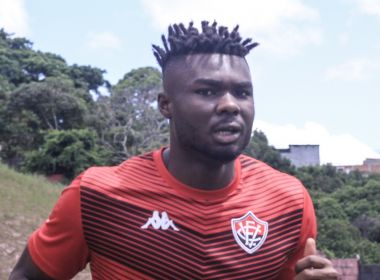 Jordy Caicedo dá voltas ao redor do gramado na Toca do Leão 