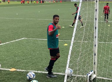 Vitória fica próximo de anunciar a contratação do lateral-direito Léo