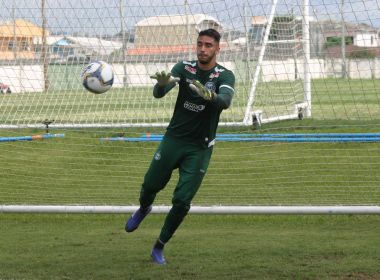 Vitória anuncia a contratação do goleiro César
