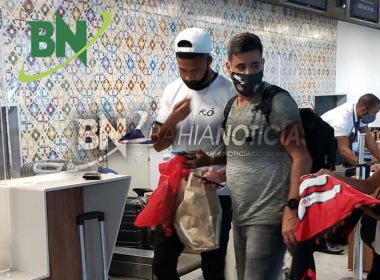 Zagueiro do Vitória, Carlos embarca rumo a São Paulo para se apresentar ao Palmeiras