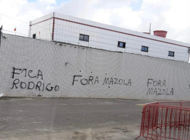 'Fica Rodrigo' e 'Fora Mazola': muro do Barradão amanhece pichado