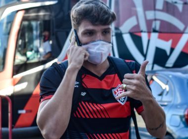 Vico se junta à delegação do Vitória em Santa Catarina e fica à disposição contra o Avaí