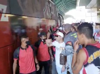 Jogadores do Vitória são cercados por torcedores no Aeroporto de Salvador