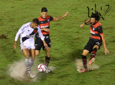 Na noite chuvosa em Salvador, Vitória perde para o Vasco no Barradão