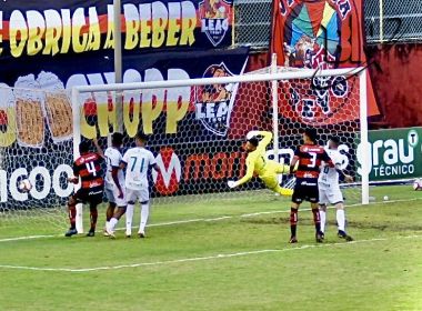 Com gol olímpico de Soares, Vitória vence o Guarani no Barradão e encerra jejum