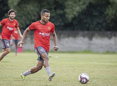 Cedric treina entre os titulares e pode ganhar chance no Vitória contra o Brusque