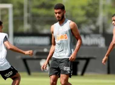 Corinthians prorrogará empréstimo de John com o Vitória; zagueiro se recupera de lesão