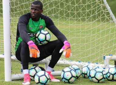 Goleiro Caíque, do Vitória, testa positivo para Covid-19