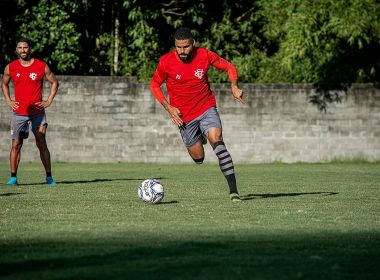Cirurgia no joelho do lateral Vicente, do Vitória, é realizada com sucesso