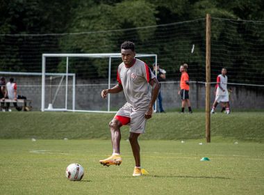 Regularizado, Hector Urrego vira opção no Vitória para duelo contra Aparecidense