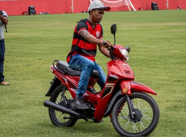 Homem agredido por torcedores do Vitória faz visita ao Barradão e recebe nova moto