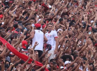 Suspenso, Léo Gomes assiste jogo no meio de torcida organizada do Vitória