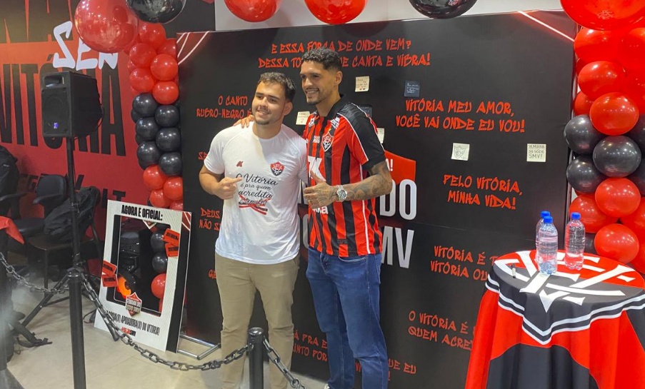 VÍDEO: Com presença de torcedores, Vitória apresenta zagueiro Ricielli 