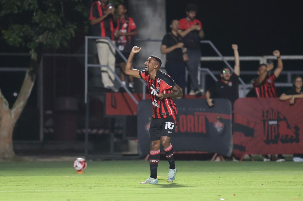 Mateus Silva comemora gol em sua estreia pelo Vitória