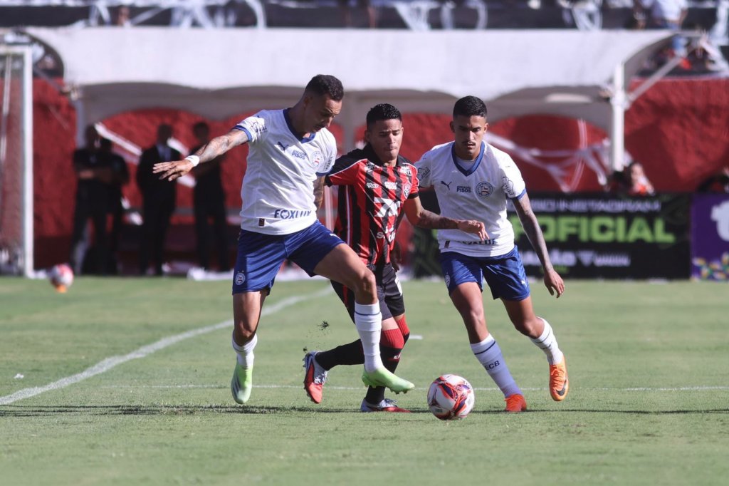 Erick disputa a bola no Ba-Vi