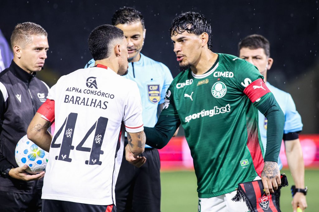 Baralhas e Gustavo Gómez, capitães de Vitória e Palmeiras | Foto: Maurícia da Matta/Bahia Notícias