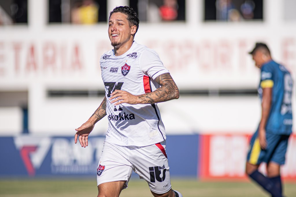 Kike Saveiro comemorando gol