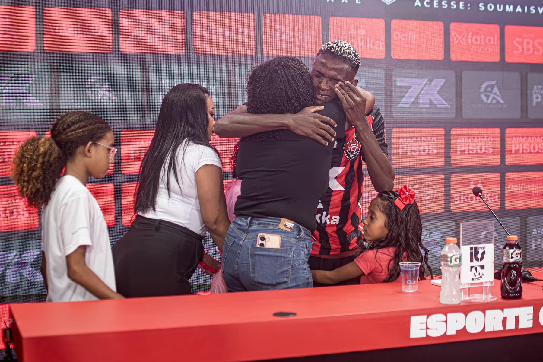 Anderson Pato se emociona em apresentação no Vitória: 