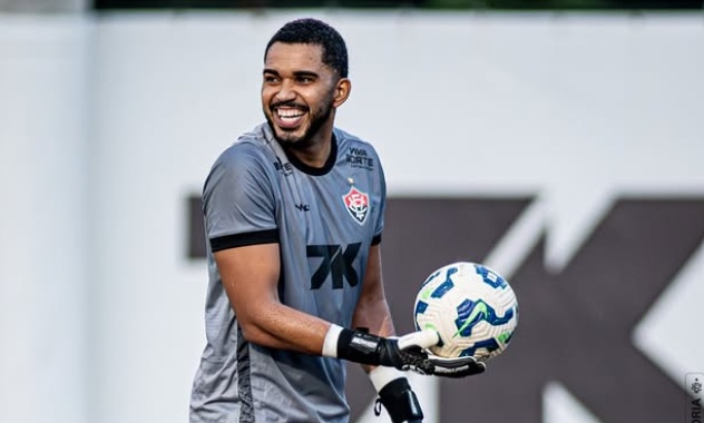 Diretor do Vitória nega consulta do Corinthians por Lucas Arcanjo: 