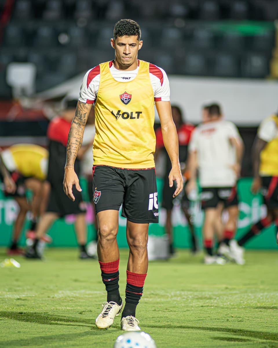 Mais um desfalque: Vitória perde Camutanga por até seis meses após fratura no pé