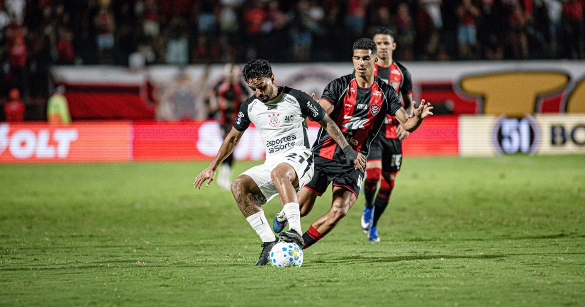 Em jogo morno e com pouca inspiração, Vitória e Corinthians ficam no empate sem gols no Barradão